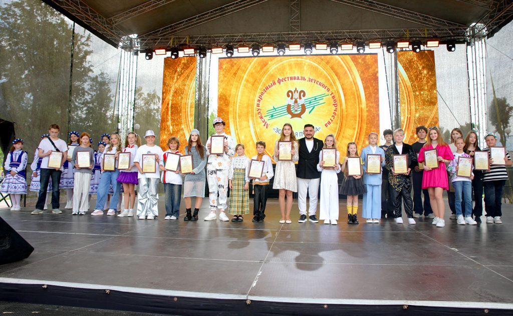 Шествие, награды и гала-концерт: третий день «Золотой пчелки» в Климовичах