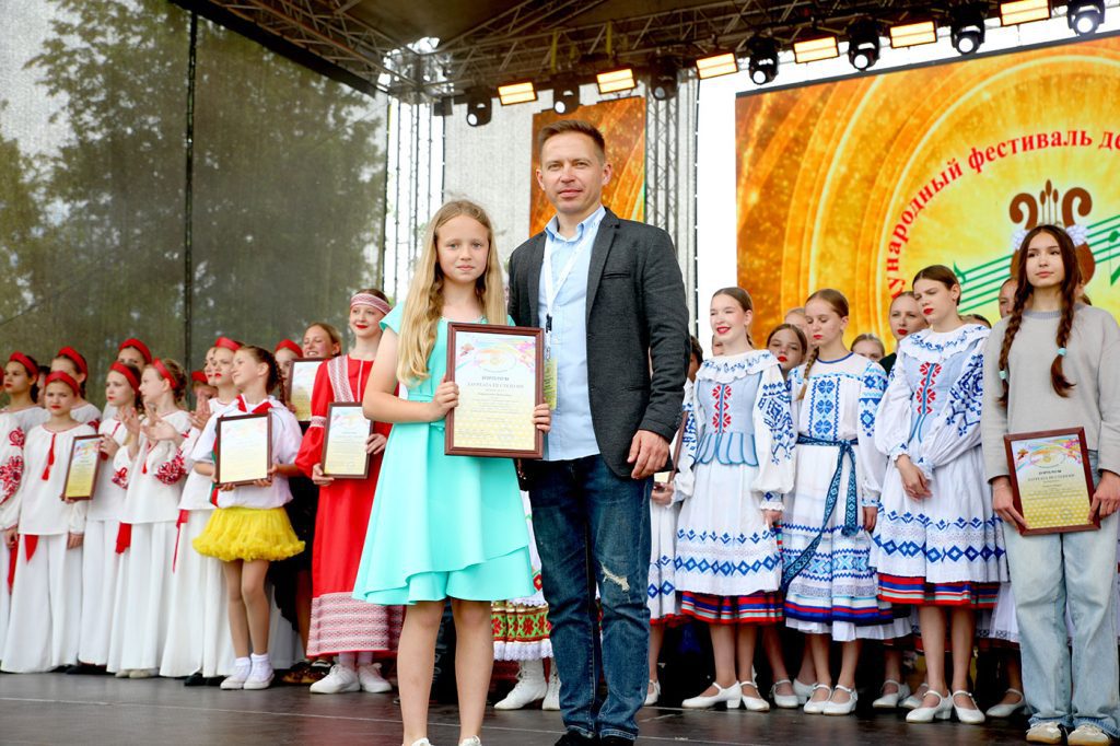 Шествие, награды и гала-концерт: третий день «Золотой пчелки» в Климовичах