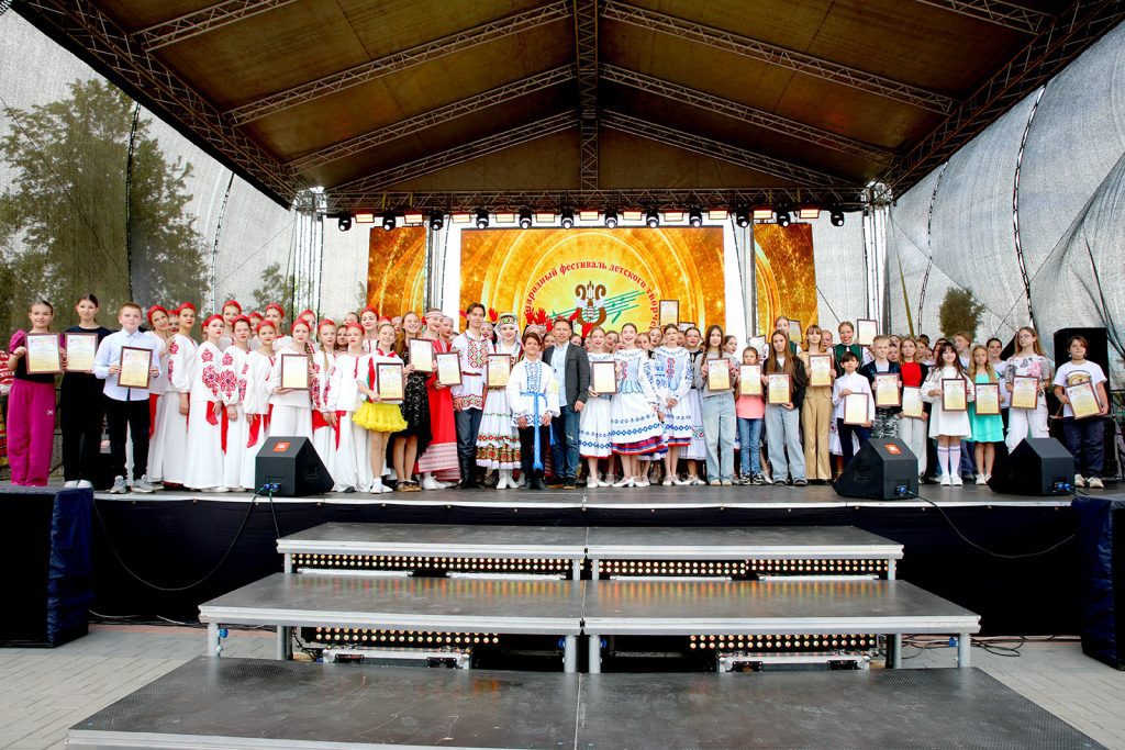 Шествие, награды и гала-концерт: третий день «Золотой пчелки» в Климовичах
