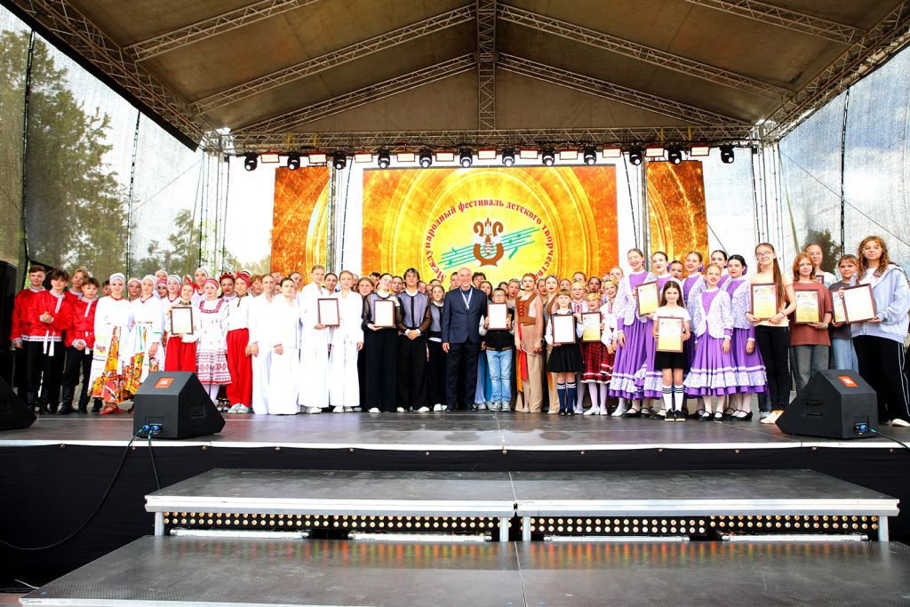 Шествие, награды и гала-концерт: третий день «Золотой пчелки» в Климовичах