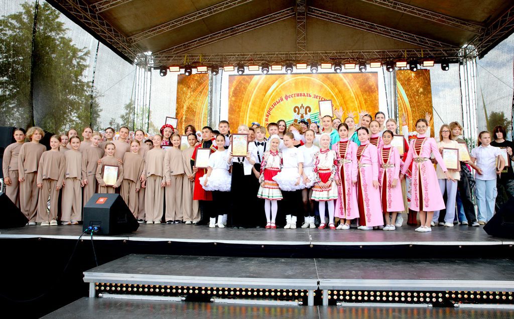 Шествие, награды и гала-концерт: третий день «Золотой пчелки» в Климовичах
