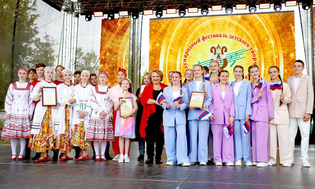 Шествие, награды и гала-концерт: третий день «Золотой пчелки» в Климовичах