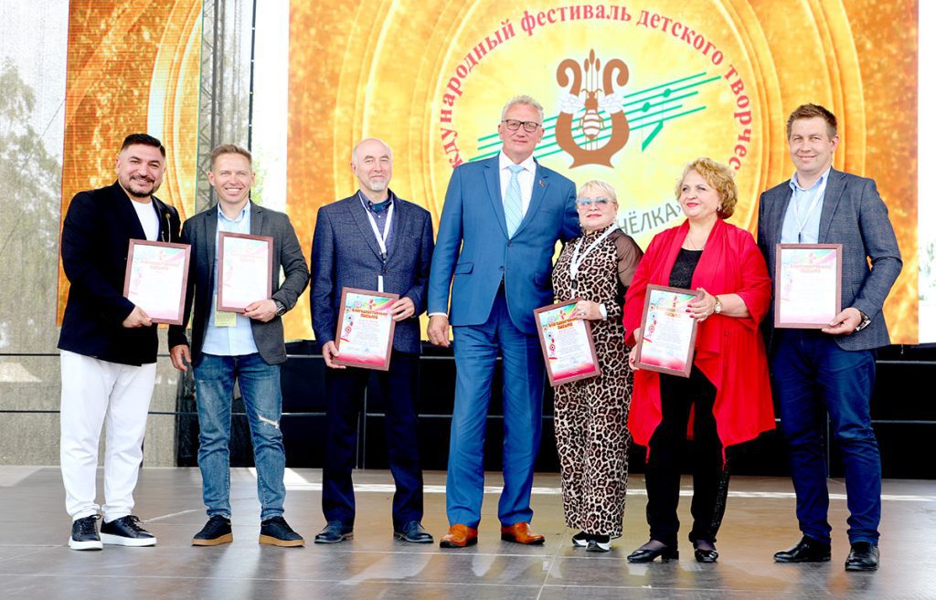 Шествие, награды и гала-концерт: третий день «Золотой пчелки» в Климовичах