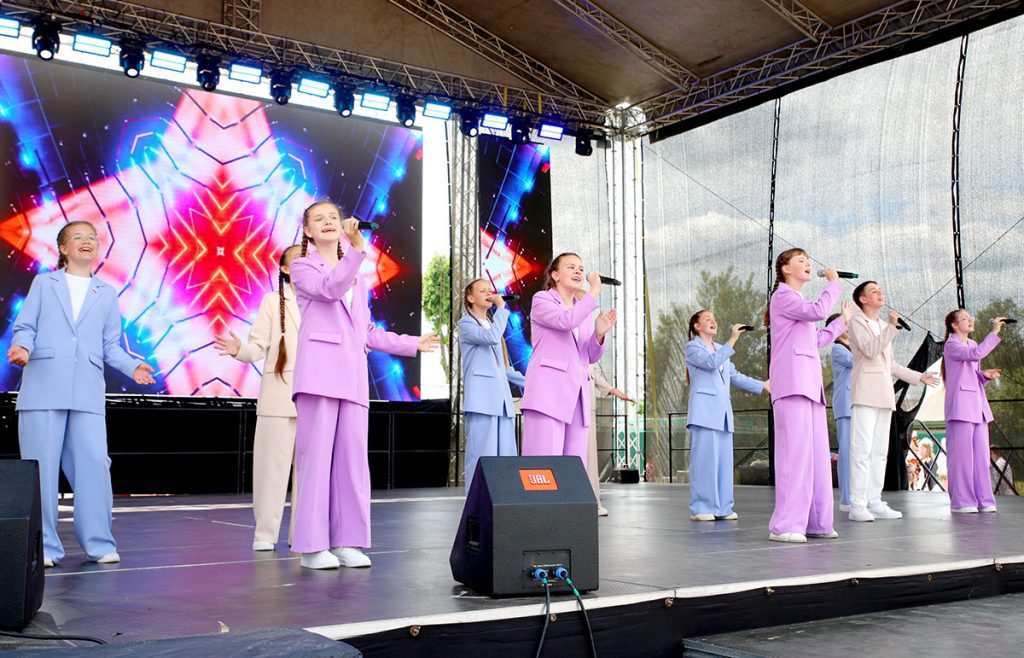 Шествие, награды и гала-концерт: третий день «Золотой пчелки» в Климовичах