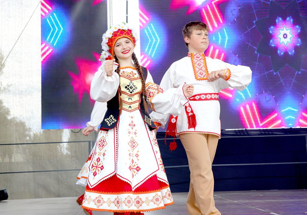 Шествие, награды и гала-концерт: третий день «Золотой пчелки» в Климовичах