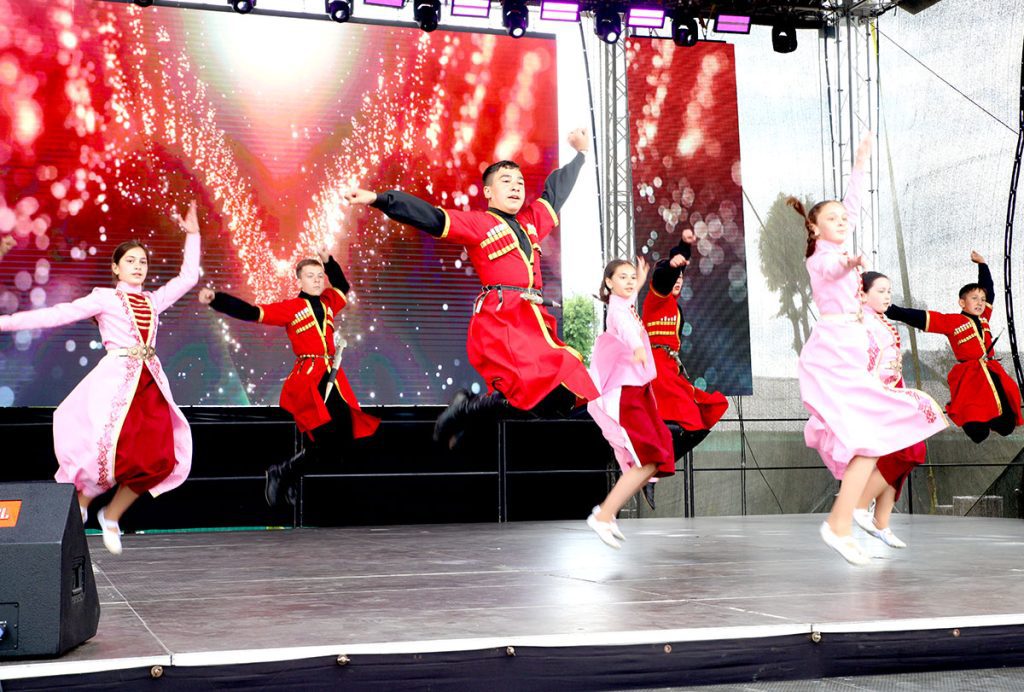 Шествие, награды и гала-концерт: третий день «Золотой пчелки» в Климовичах