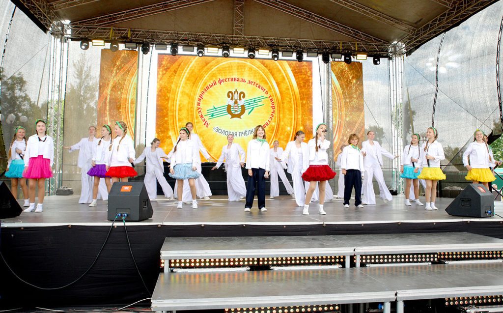 Шествие, награды и гала-концерт: третий день «Золотой пчелки» в Климовичах