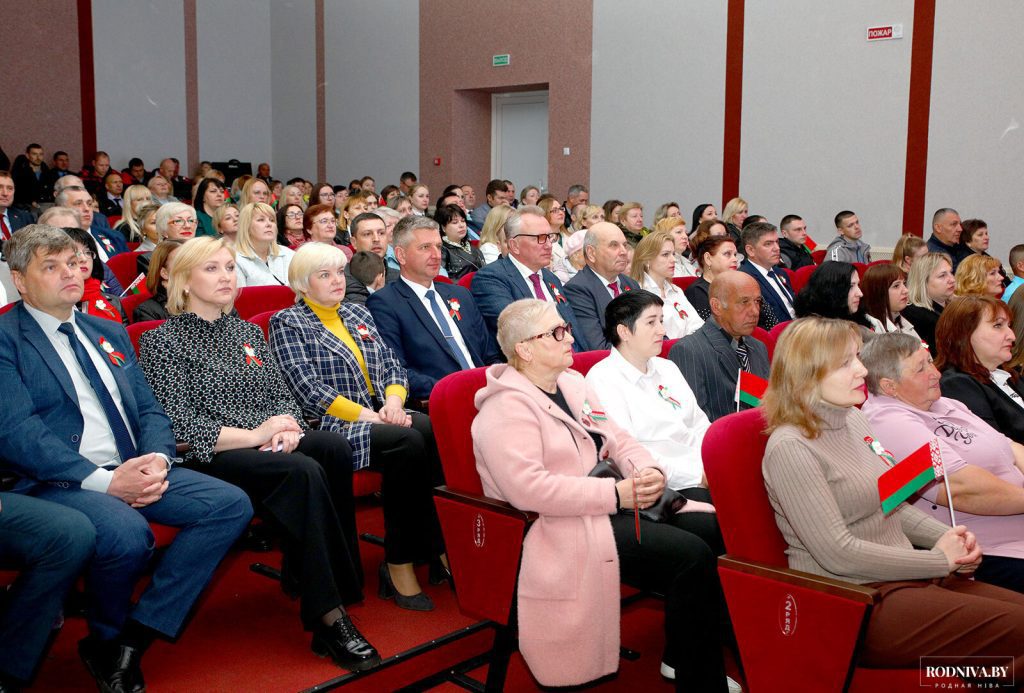 В Климовичах обновили районную Доску почета