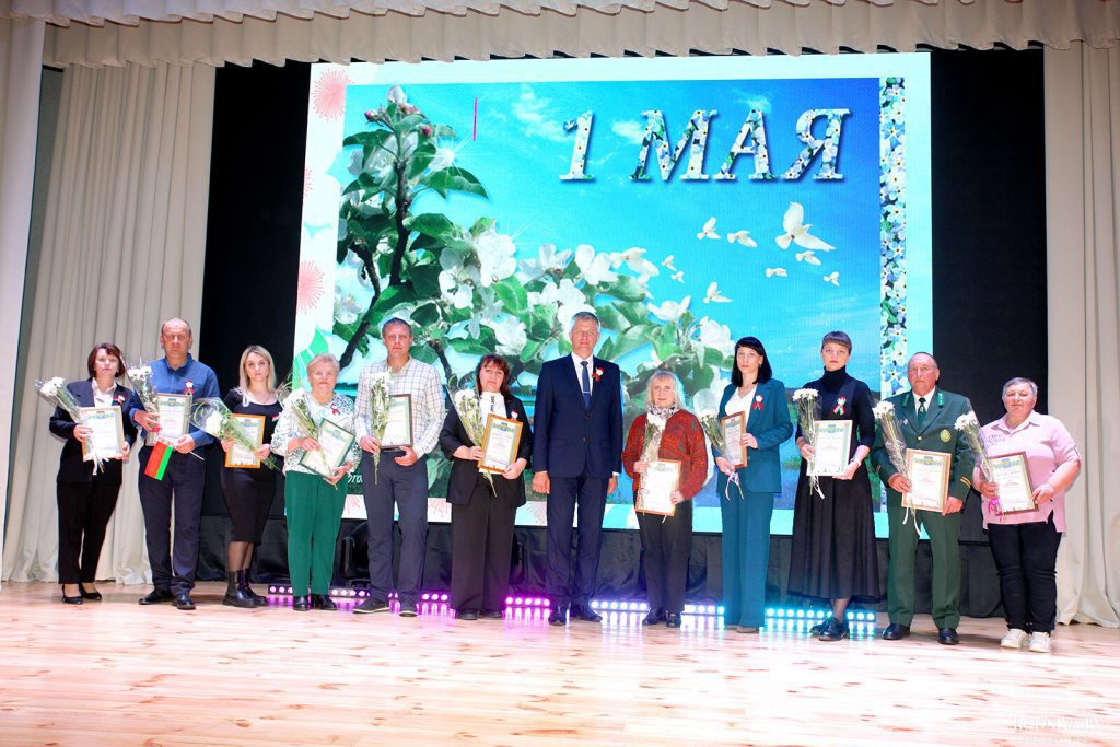 В Климовичах обновили районную Доску почета