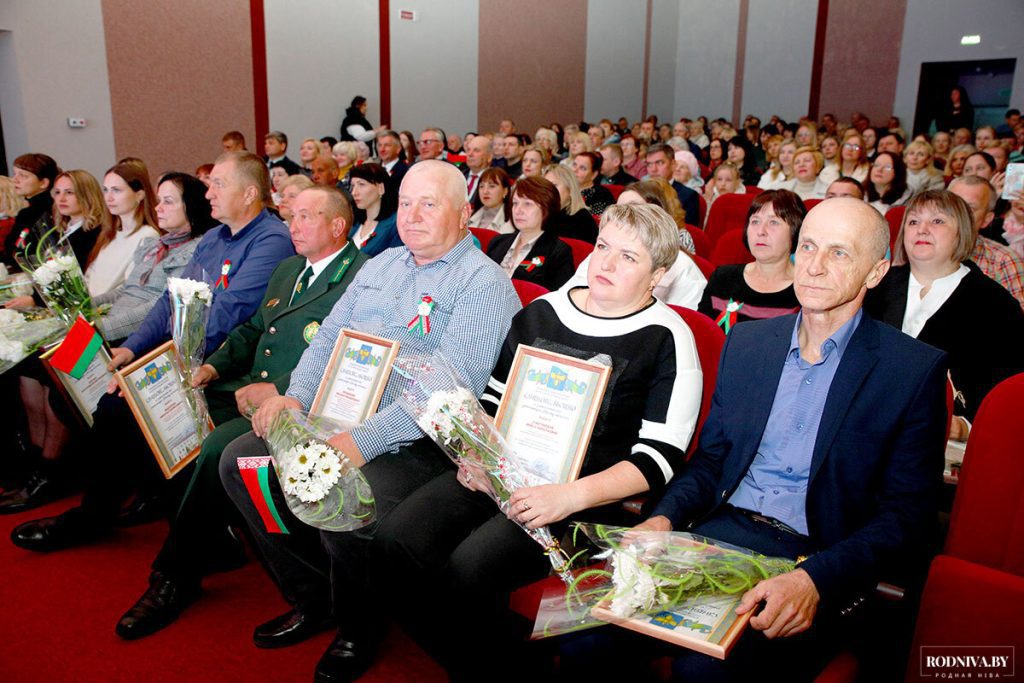 В Климовичах обновили районную Доску почета