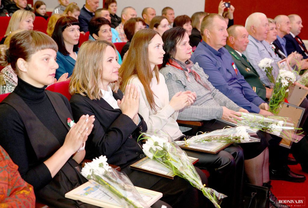 В Климовичах обновили районную Доску почета