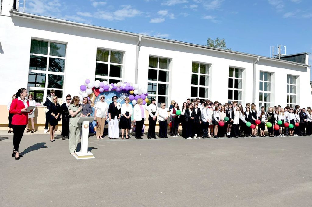 Для выпускников 9-х и 11-х классов школ Климовщины прозвенел последний звонок