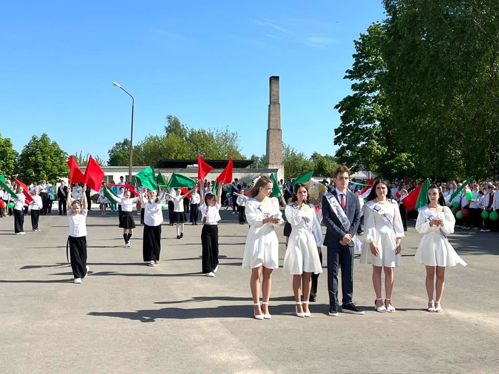 Для выпускников 9-х и 11-х классов школ Климовщины прозвенел последний звонок