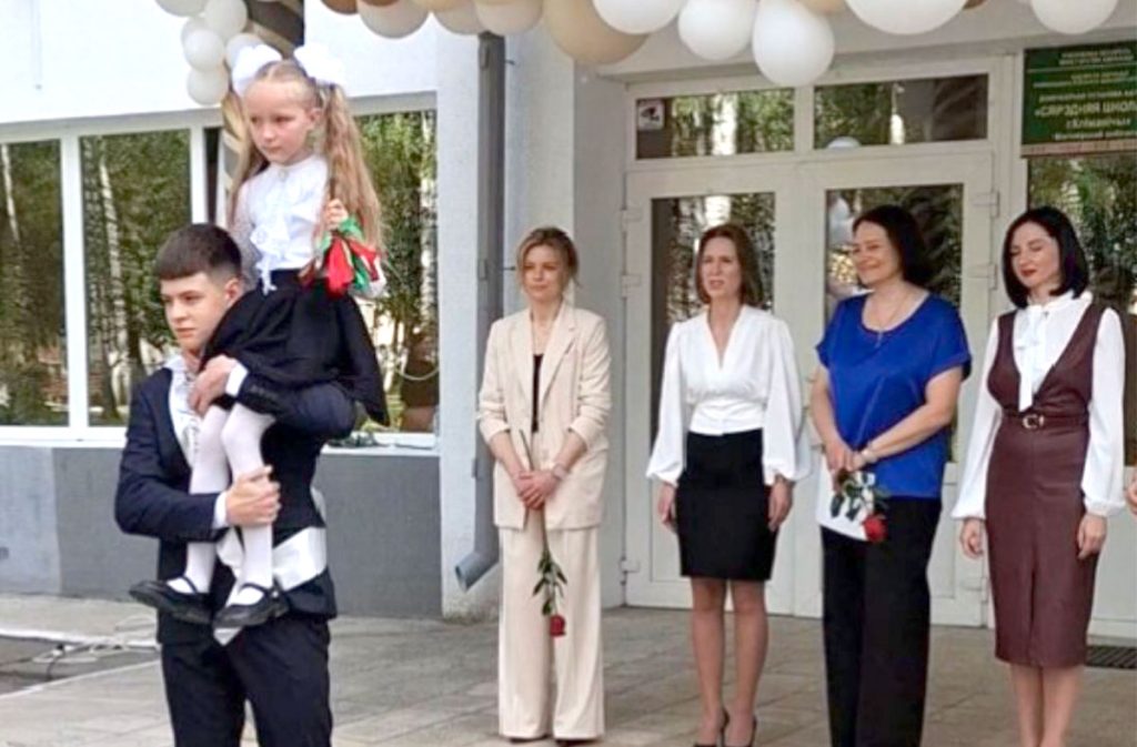 Для выпускников 9-х и 11-х классов школ Климовщины прозвенел последний звонок