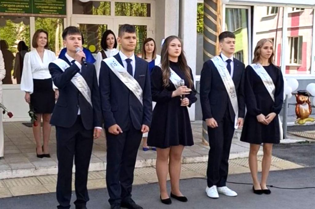 Для выпускников 9-х и 11-х классов школ Климовщины прозвенел последний звонок