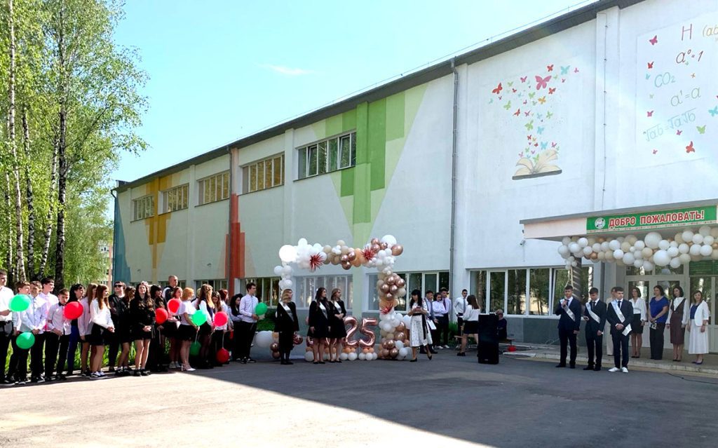 Для выпускников 9-х и 11-х классов школ Климовщины прозвенел последний звонок