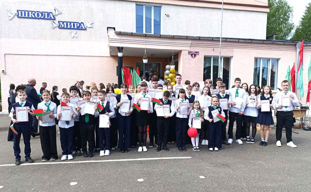 Для выпускников 9-х и 11-х классов школ Климовщины прозвенел последний звонок