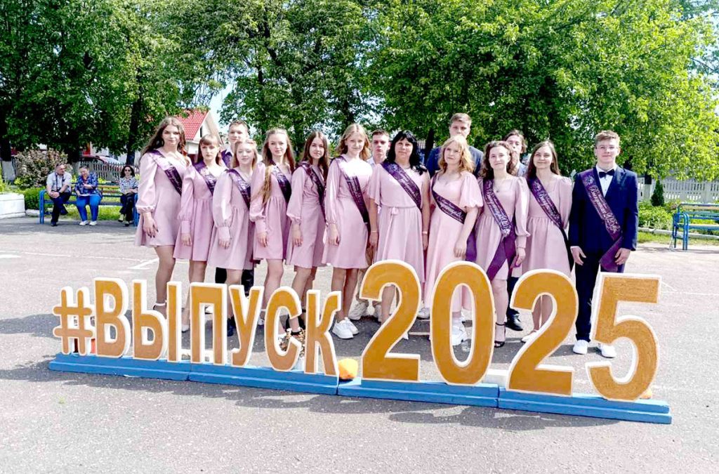 Для выпускников 9-х и 11-х классов школ Климовщины прозвенел последний звонок