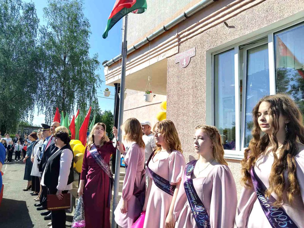 Для выпускников 9-х и 11-х классов школ Климовщины прозвенел последний звонок