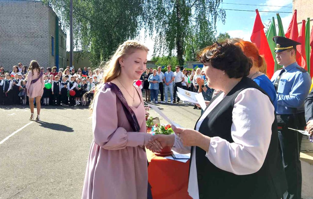 Для выпускников 9-х и 11-х классов школ Климовщины прозвенел последний звонок