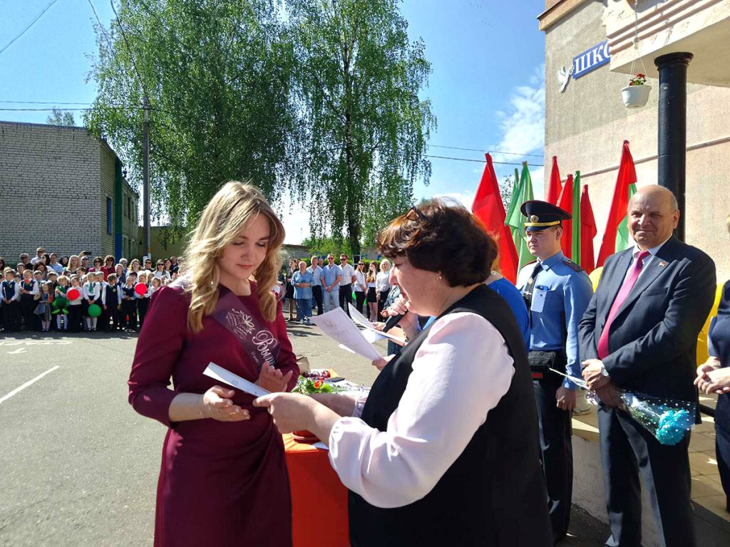 Для выпускников 9-х и 11-х классов школ Климовщины прозвенел последний звонок