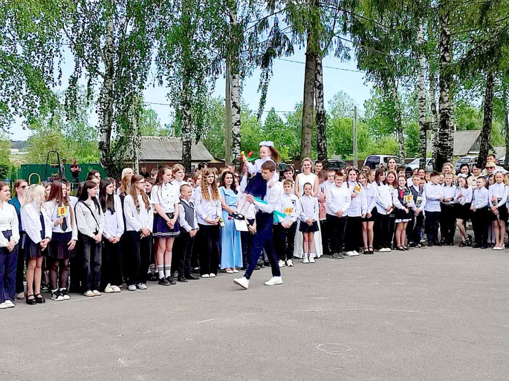 Для выпускников 9-х и 11-х классов школ Климовщины прозвенел последний звонок