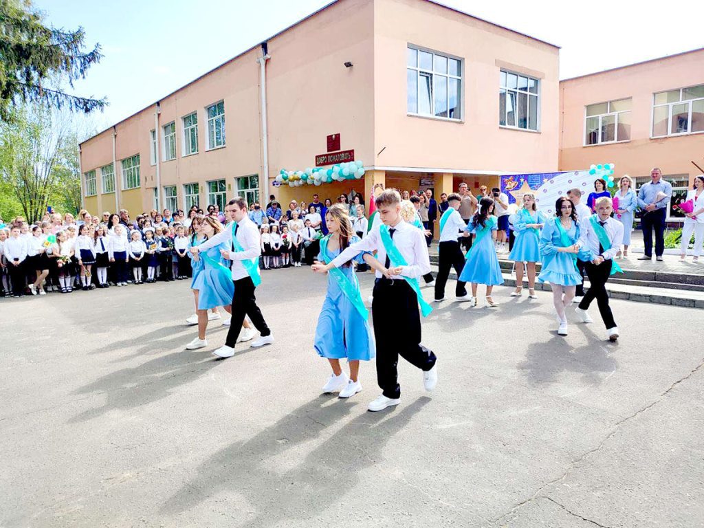 Для выпускников 9-х и 11-х классов школ Климовщины прозвенел последний звонок