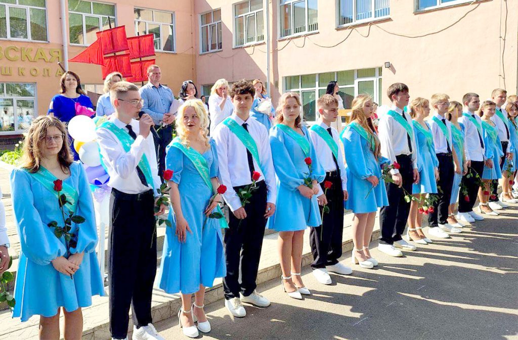 Для выпускников 9-х и 11-х классов школ Климовщины прозвенел последний звонок