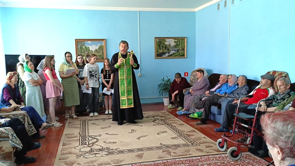 Свято-Михайловский храм дарит заботу и радость пожилым людям