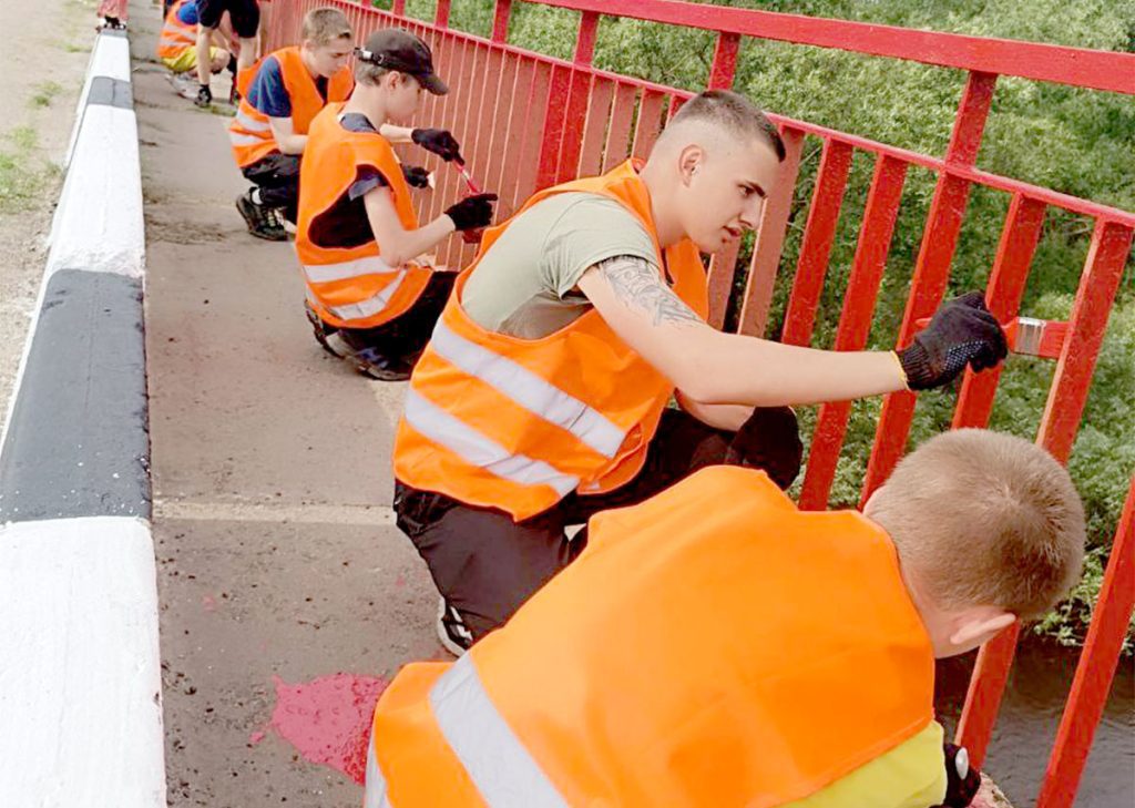 Студенческий строительный отряд помогает благоустраивать Климовичи