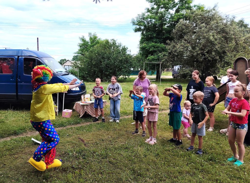 Что мобильная библиотека предлагает жителям отдаленных деревень