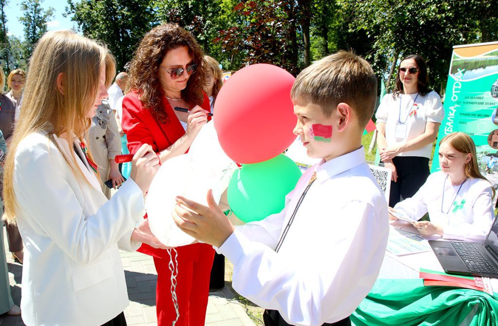 Продолжение праздничного дня: в парке Народного единства — атмосфера радости и традиций