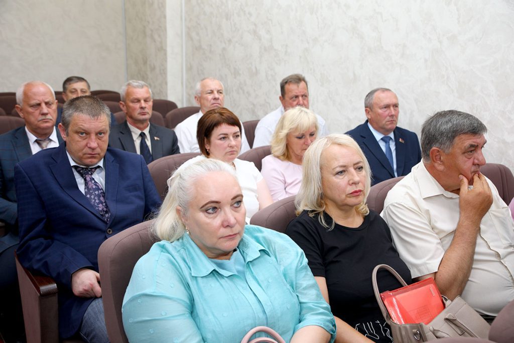 Председатель Климовичского райисполкома Виктор Пугач провел аппаратное совещание