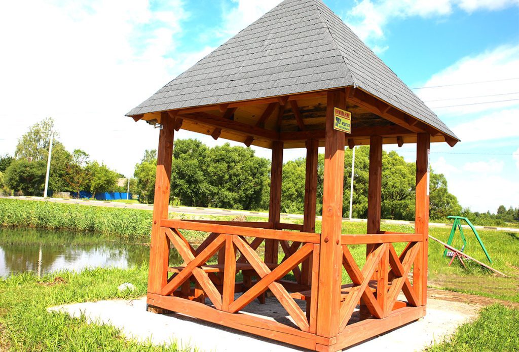 В Климовичах появилась новая беседка для отдыха — подарок от мастеров энергосети