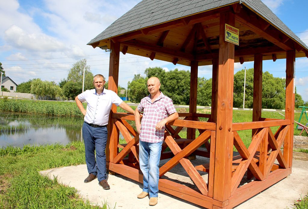 В Климовичах появилась новая беседка для отдыха — подарок от мастеров энергосети