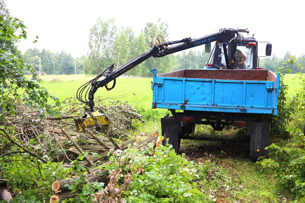 Коммунальщики устраняют последствия стихии на кладбище в Дубровице