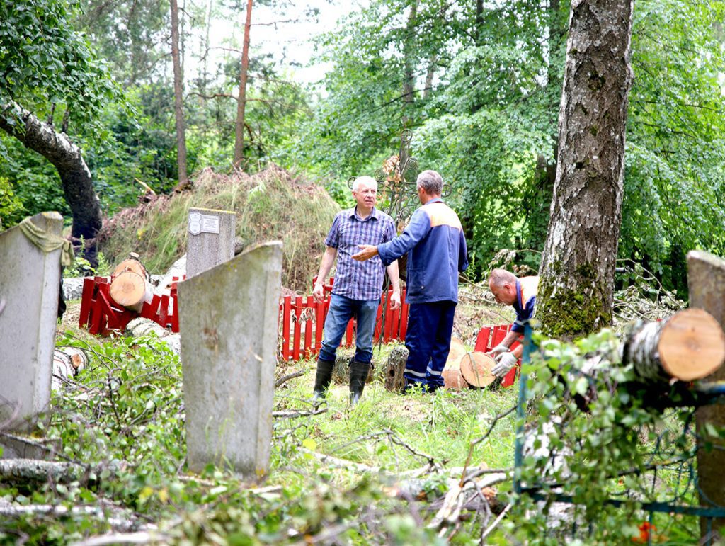 Коммунальщики устраняют последствия стихии на кладбище в Дубровице