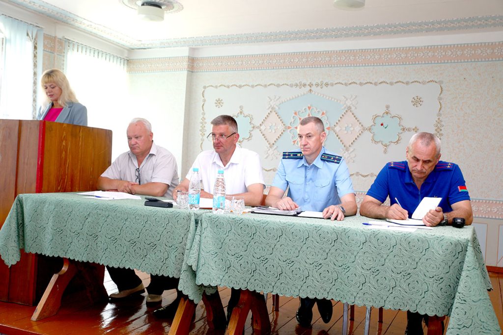 Председатель Климовичского райисполкома Виктор Пугач встретился с работниками ДРСУ-172