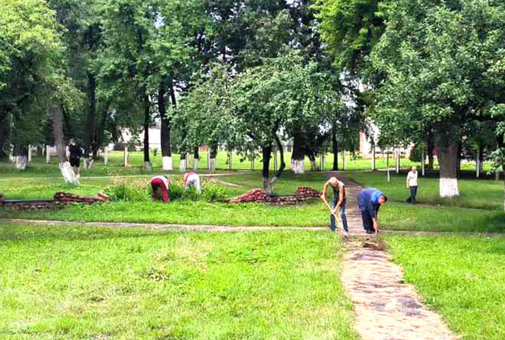 Работники райбольницы занимаются благоустройством территории в Климовичах