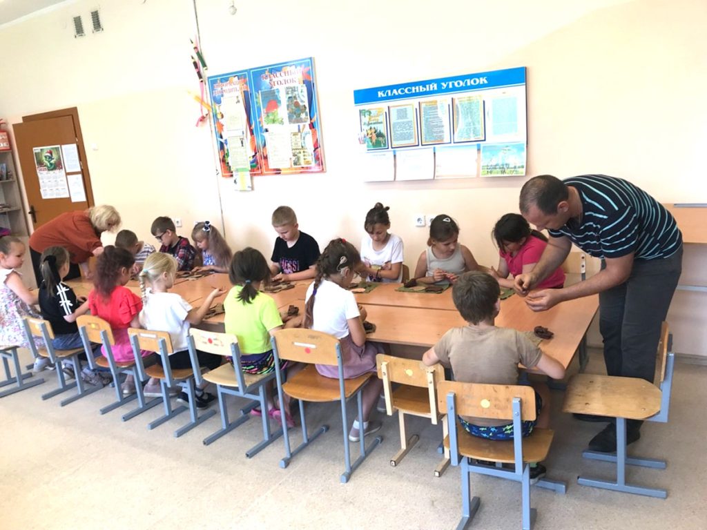 Дом ремесел поделился секретами лепки: что смастерили воспитанники лагеря "Солнышко"