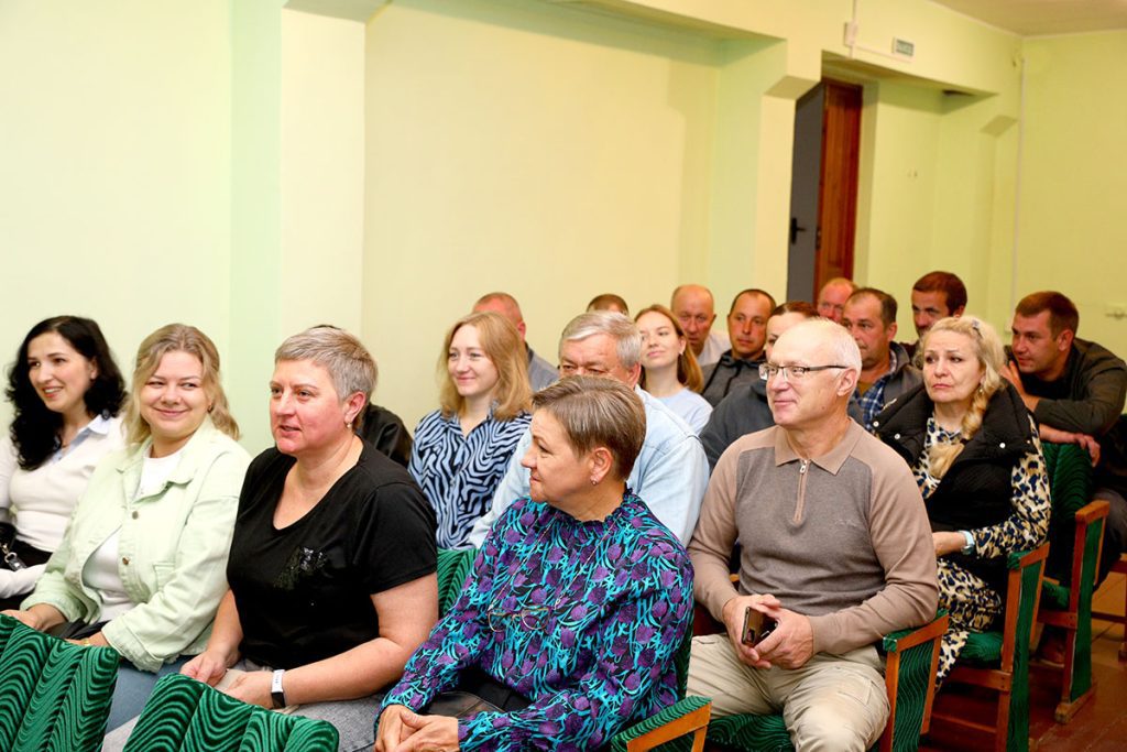 Глава района Виктор Пугач встретился с тружениками ГУКДСП «Климовичская ПМК № 256»