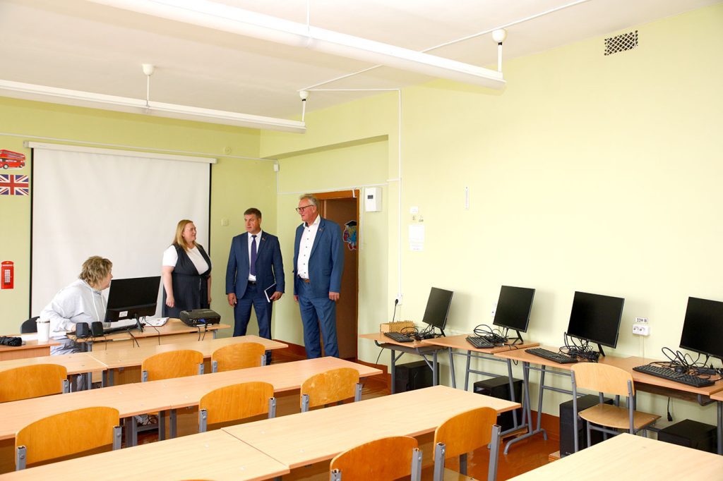 Депутат Сергей Давыдов посетил Тимоновскую среднюю школу и ОАО «Племенной завод «Тимоново»