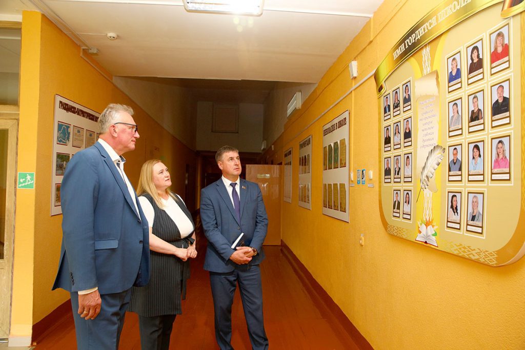 Депутат Сергей Давыдов посетил Тимоновскую среднюю школу и ОАО «Племенной завод «Тимоново»