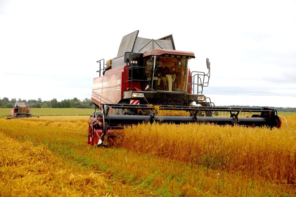 На Климовщине продолжают чествовать комбайнеров-тысячников