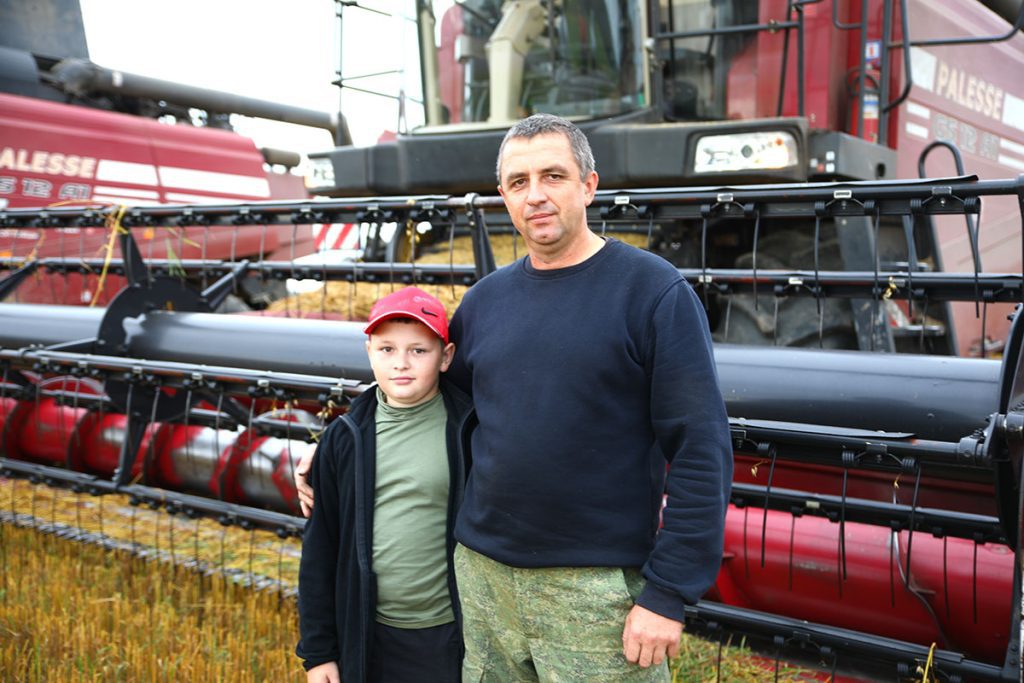 На Климовщине продолжают чествовать комбайнеров-тысячников