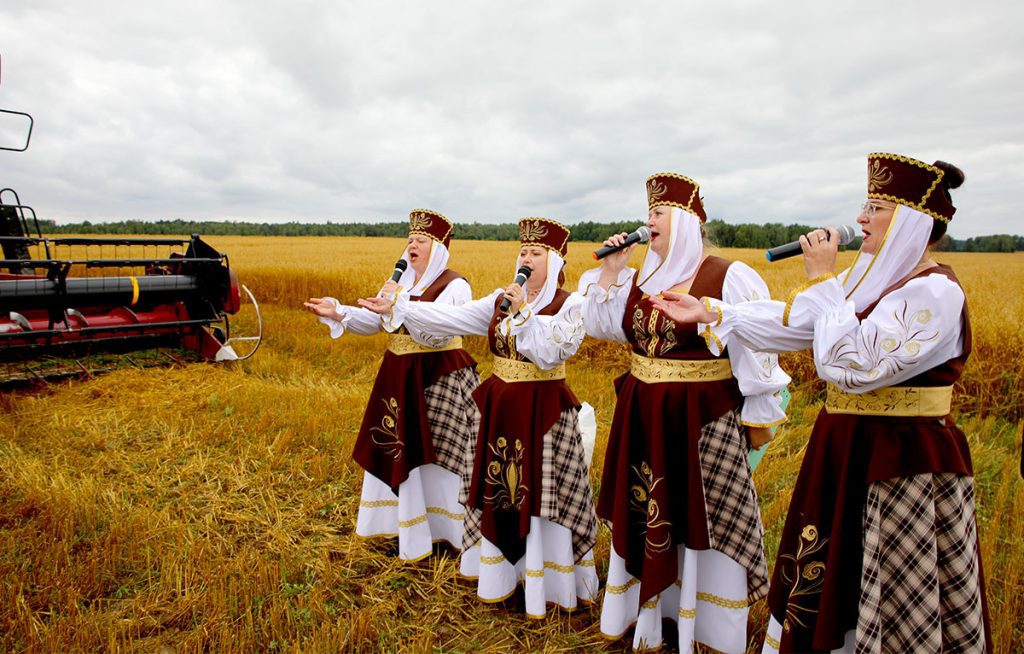 На Климовщине продолжают чествовать комбайнеров-тысячников