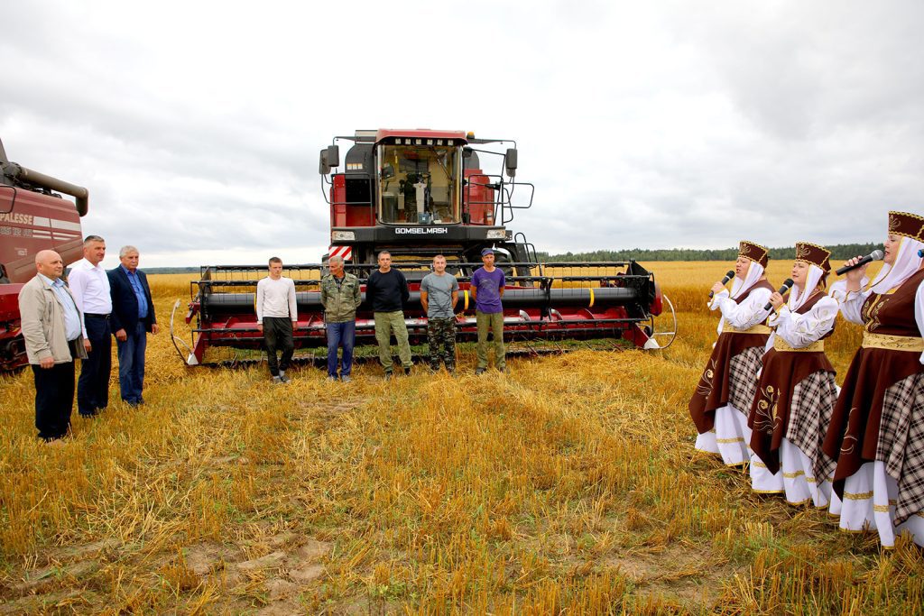 На Климовщине продолжают чествовать комбайнеров-тысячников
