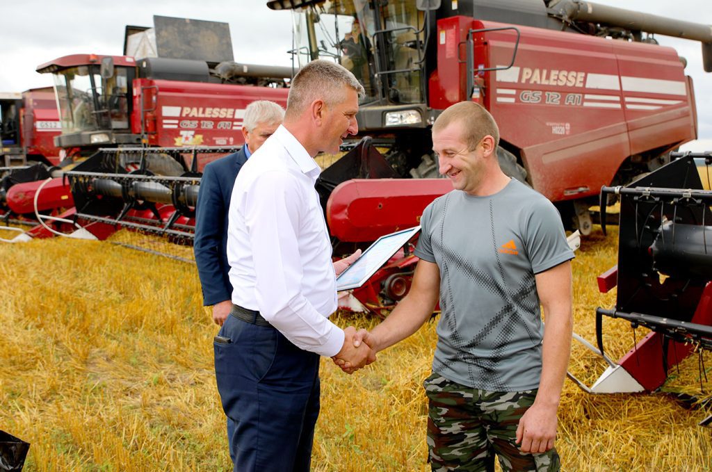 На Климовщине продолжают чествовать комбайнеров-тысячников