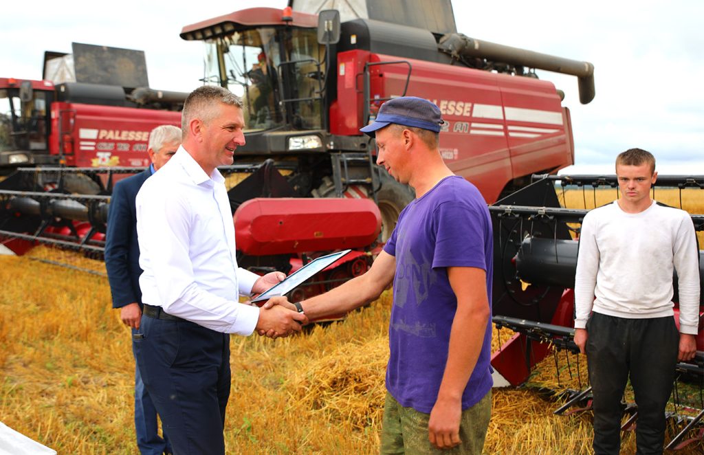 На Климовщине продолжают чествовать комбайнеров-тысячников