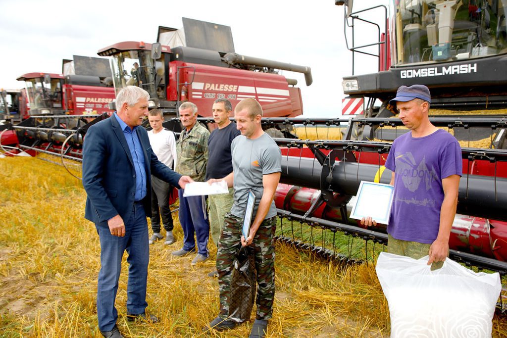 На Климовщине продолжают чествовать комбайнеров-тысячников